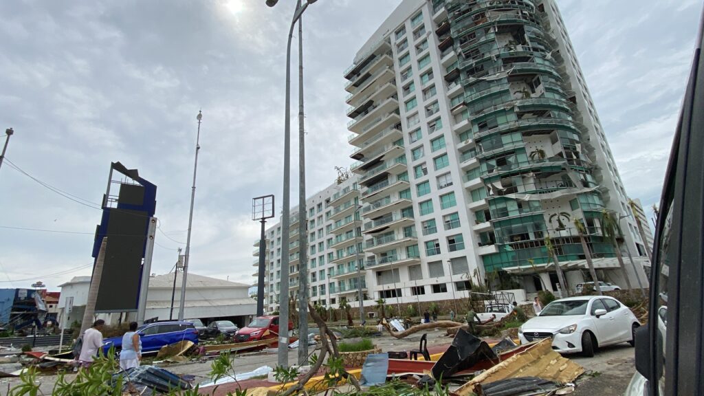 Condominio Las Palmas tras el paso del huracán Otis